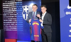 کوتینیو اولین لباسش با بارسلونا را به پدر و مادرش هدیه داد+عکس