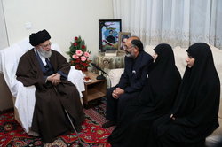 حضور رهبر انقلاب در منزل شهید بایرامی از شهدای ناجا