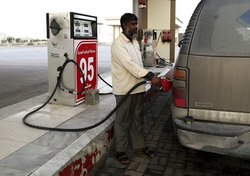 افزایش قیمت بنزین در سال آینده در اختیار دولت است