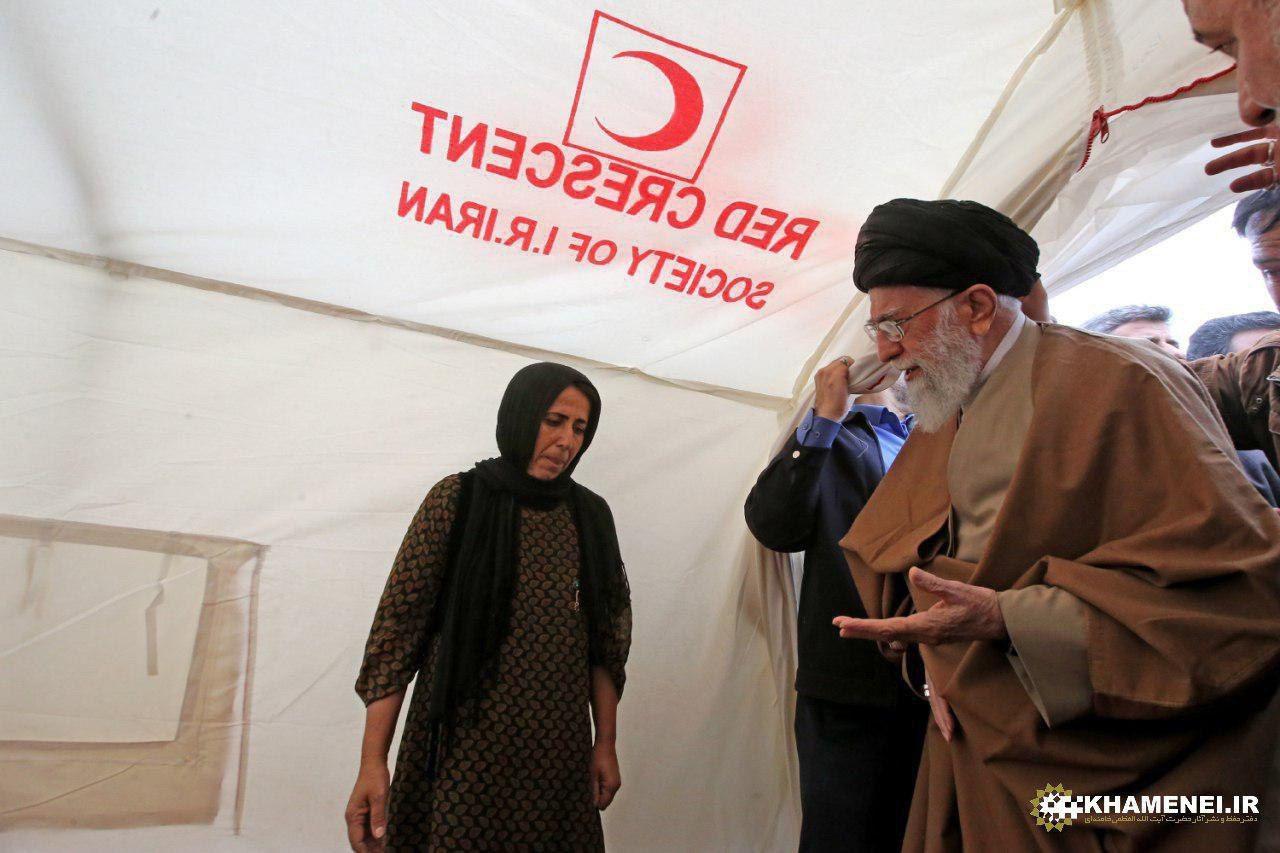 عکس/ حضور مقام معظم رهبری در چادرهای اسکان زلزله‌زدگان