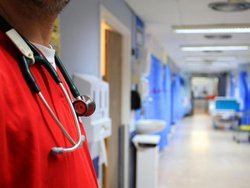 تبعیض جنسیتی در دستمزد کارکنان سرویس سلامت همگانی انگلیس