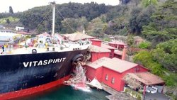 برخورد کشتی با عمارت قدیمی در تنگه "بُسفُرِ" ترکیه