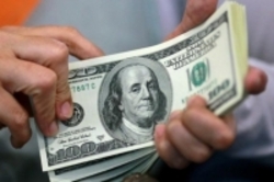 نرخ دلار در صرافی‌های بانکی ۲۵۰ تومان کاهش یافت