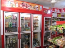 فروش آبمیوه‌های قاچاق در سوپرمارکت‌ها/ برندهایی که زیرسبیلی رد می‌شوند