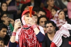 عکس/ حضور 5 دختر جوان پرسپولیسی در ورزشگاه آزادی و تماشای جشن قهرمانی این تیم