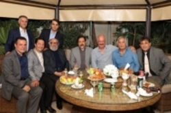 حضور علی پروین در کنار داریوش ارجمند و بزرگان هنر و ورزش+عکس