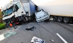 کشته و زخمی شدن ۱۱ نفر در پی تصادف کامیون با دو خودرو سواری