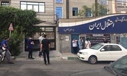 حضور هواداران معترض و خشمگین در کنار خبرنگاران مقابل باشگاه استقلال +عکس