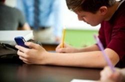 تصویب قانون ممنوعیت تلفن همراه در مدارسِ فرانسه