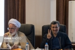 دست احمدی‌نژاد به نشان کدام پیروزی بالا آمده است؟