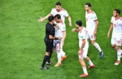 گزارش گاردین از خشونت علیه داوران فوتبال با تصویری از ملی پوشان ایران
