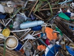 وجود انواع مواد پلاستیکی در مدفوع انسان