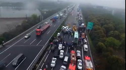 برخورد مرگبار کامیون با ۳۱ خودرو در چین