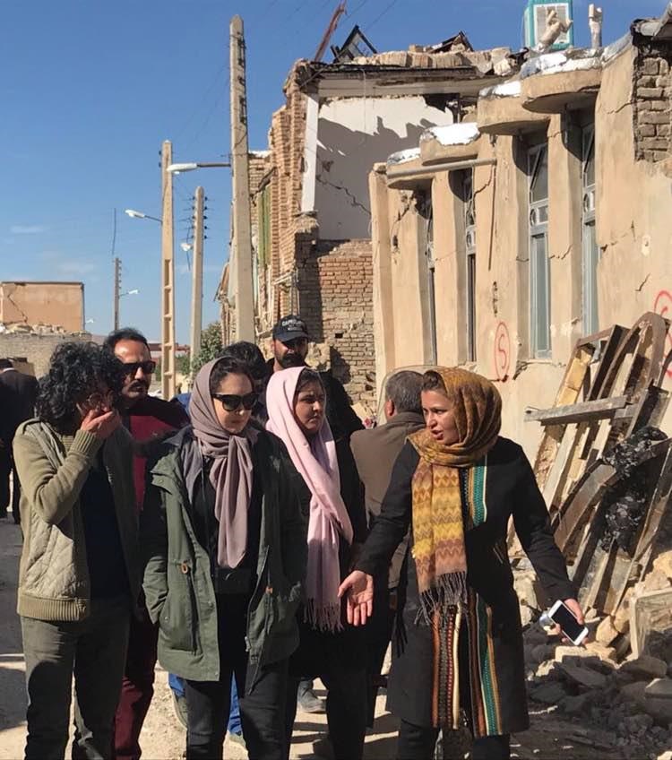 نیکی کریمی در مناطق زلزله زده
