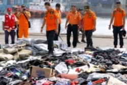 کشف بقایای اجساد قربانیانِ سانحه هواییِ اندونزی
