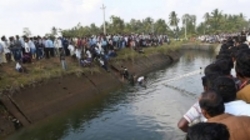 سقوط مرگبار اتوبوس به داخل کانال آب در هند