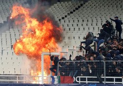 جنون در آتن؛ انفجار، آتش و زخمی‌شدن هواداران در درگیری با پلیس ورزشگاه+تصاویر