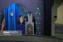 بلومبرگ: رهبر ایران می‌گوید که رئیس‌جمهور آمریکا دلقکی تظاهرکننده به حمایت است