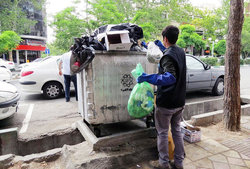 پایش سلامت کودکان در گودهای زباله تهران/توزیع غذای گرم برای تقویت توان جسمی کودکان