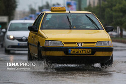 بارش باران در جاده‌های 10 استان کشور