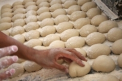 نانوایی‌ها کمک کنند نان کم نمک به دست مردم برسد