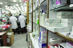 انتقاد انجمن داروسازان از بی‌نظمی بیمه‌ها در پرداخت طلب داروخانه‌ها