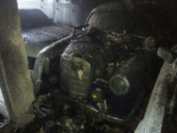 مرگ یک تن و نابودی ۹ خودروی کلاسیک در آتش سوزی یک خانه + عکس