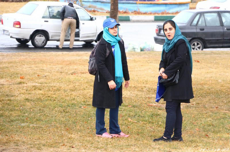عکس/ دخترهایی که نتوانستند به ورزشگاه آزادی بروند عکس/ دخترهایی که نتوانستند به ورزشگاه آزادی بروند