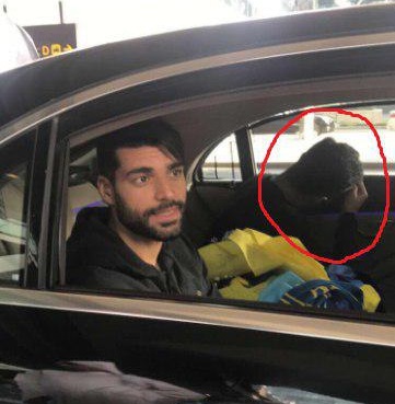 یک فرد مشکوک در کنار مهدی طارمی!+عکس
