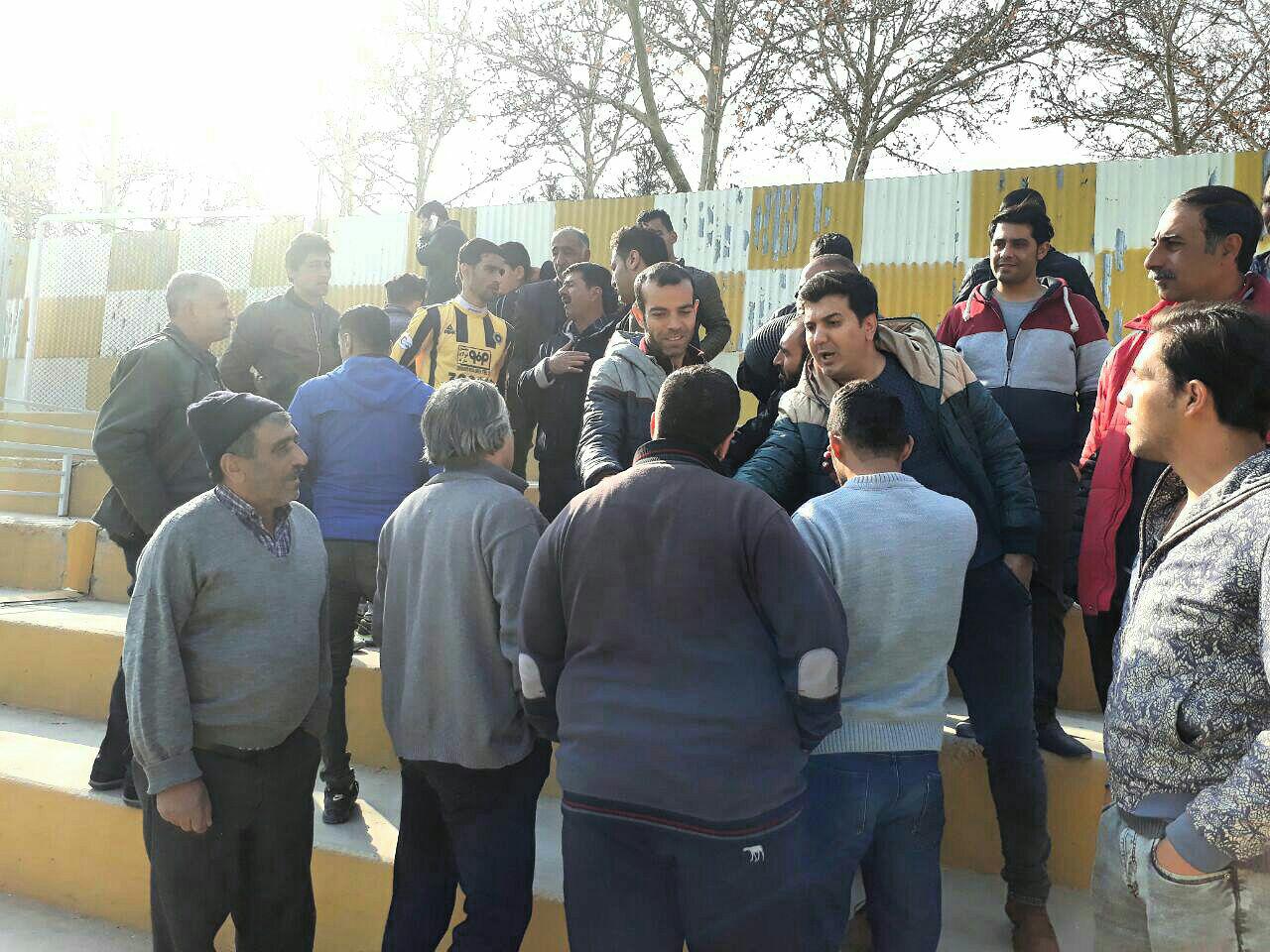 صحبت نویدکیا با هواداران خشمگین سپاهان +عکس صحبت نویدکیا با هواداران خشمگین سپاهان +عکس