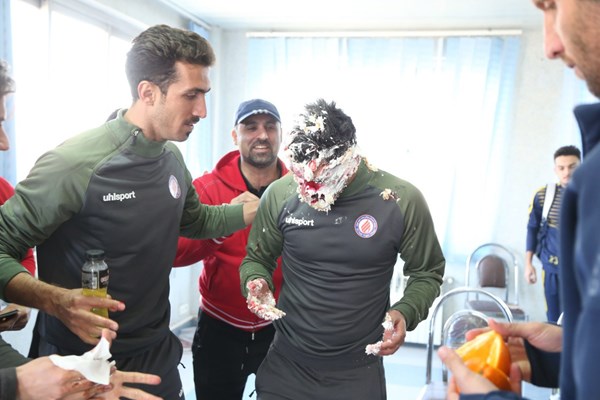 جشن تولد آقازمانی در تمرین نفت برگزار شد+تصاویر جشن تولد آقازمانی در تمرین نفت برگزار شد+تصاویر