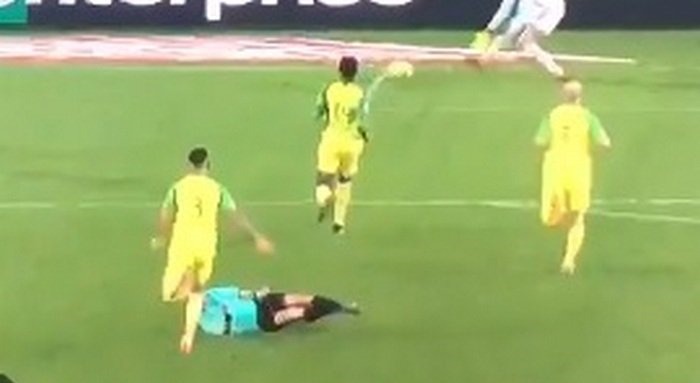 حرکت عجیب داور در بازی نانت و سن ژرمن+عکس حرکت عجیب داور در بازی نانت و سن ژرمن+عکس