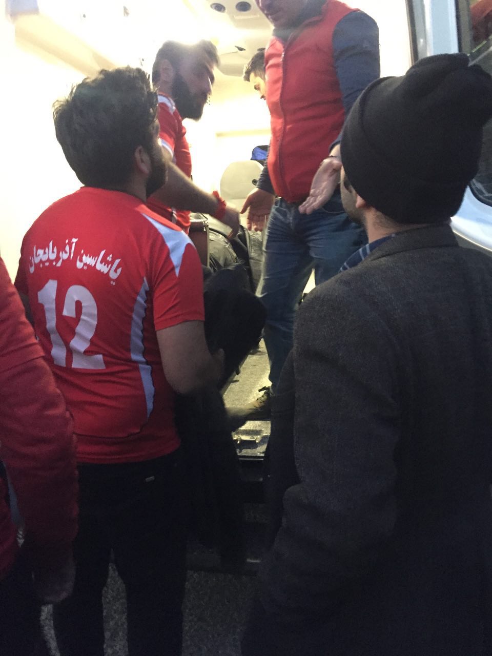 درگیری هواداران باعث شد 2 تماشاگر تراکتوری به بیمارستان بروند + عکس درگیری هواداران باعث شد 2 تماشاگر تراکتوری به بیمارستان بروند + عکس