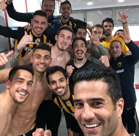 سلفی شجاعی با همبازیهایش پس از شکست یاران انصاریفرد و حاج صفی+عکس سلفی شجاعی با همبازیهایش پس از شکست یاران انصاریفرد و حاج صفی+عکس