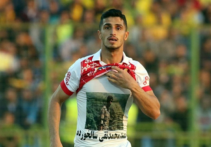 علیپور گلش را به کدام شهید تقدیم کرد؟ + عکس علیپور گلش را به کدام شهید تقدیم کرد؟ + عکس