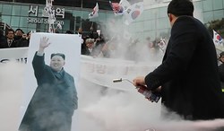 مخالفان عکس رهبر و پرچم کره شمالی را به آتش کشیدند