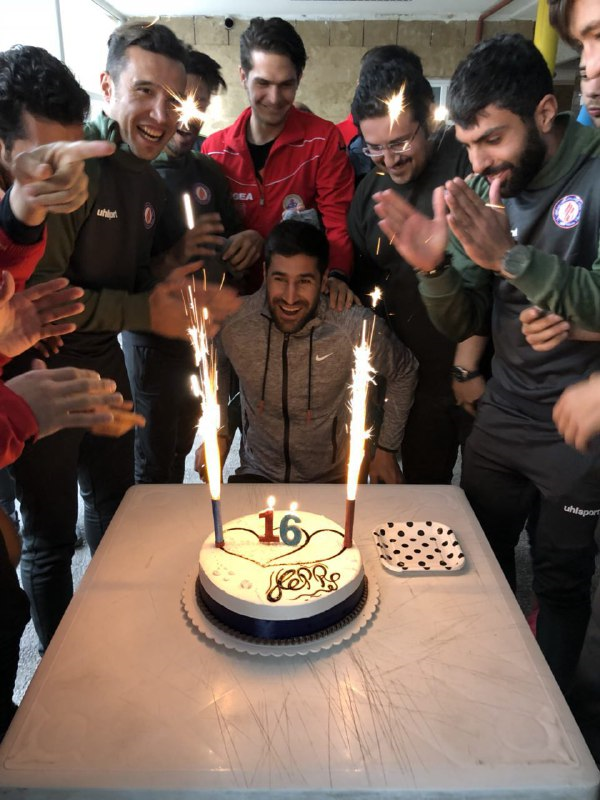 جشن تولد بیگزاده در تمرین نفت برگزار شد+عکس جشن تولد بیگزاده در تمرین نفت برگزار شد+عکس