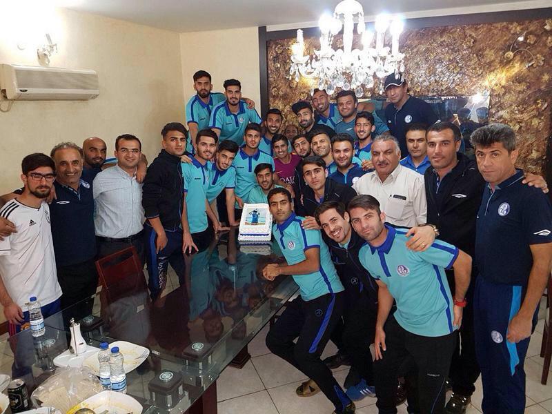 جشن تولد پرسپولیسی در قلب اردوگاه استقلال+ عکس جشن تولد پرسپولیسی در قلب اردوگاه استقلال+ عکس