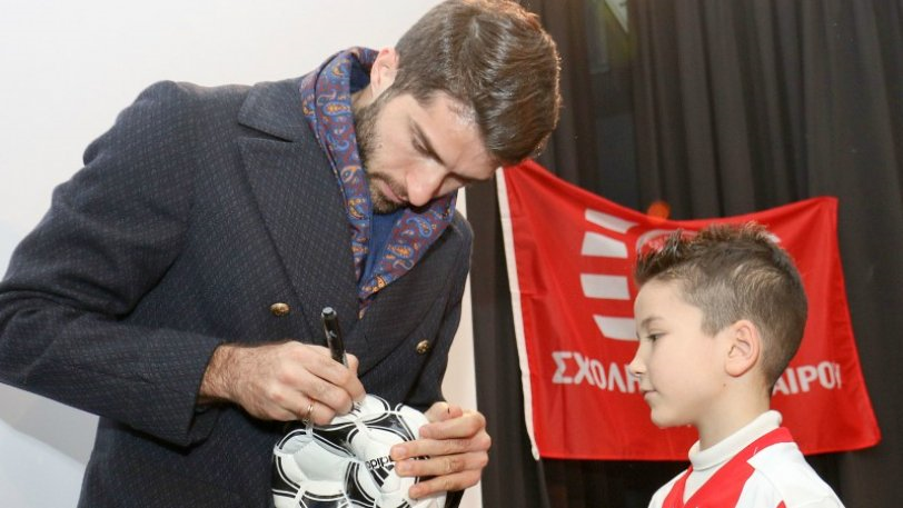 امضا دادن و عکس سلفی انصاری فرد با بچه‌های مدرسه المپیاکوس+عکس