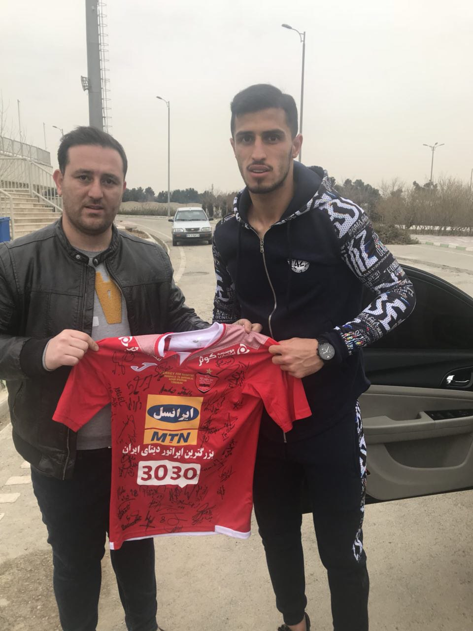 اهدای پیراهن دربی از سوی علیپور به خیریه زمستان + عکس