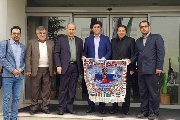 اهدای تابلو فرش جام جهانی به فدراسیون فوتبال+ تصویر