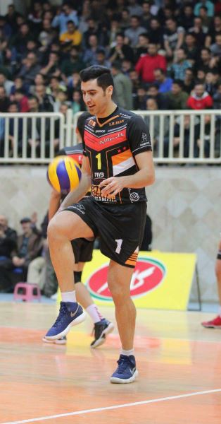 ستاره والیبال وسط بازی فوتبالیست شد+ عکس ستاره والیبال وسط بازی فوتبالیست شد+ عکس