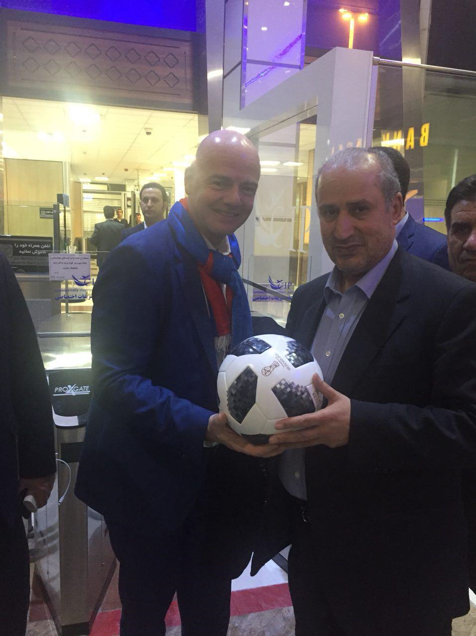 اینفانتینو توپ جامجهانی را به تاج هدیه داد+عکس اینفانتینو توپ جامجهانی را به تاج هدیه داد+عکس