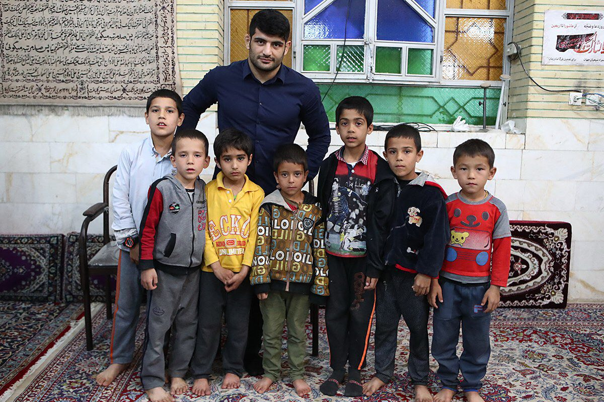 هدایای کشتی گیر کشورمان به کودکان روستایی+تصاویر هدایای کشتی گیر کشورمان به کودکان روستایی+تصاویر