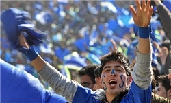 هواداران استقلال با پرچم ایران در ورزشگاه آزادی+ تصاویر