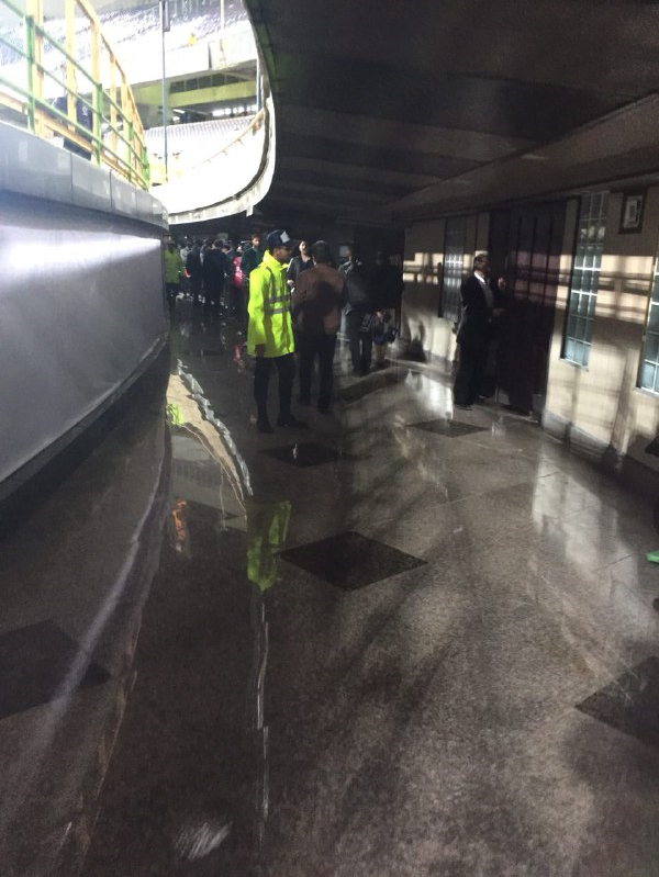 قطع برق میکسدزون ورزشگاه آزادی و عکس یادگاری هواداران با مجیدی+عکس قطع برق میکسدزون ورزشگاه آزادی و عکس یادگاری هواداران با مجیدی+عکس