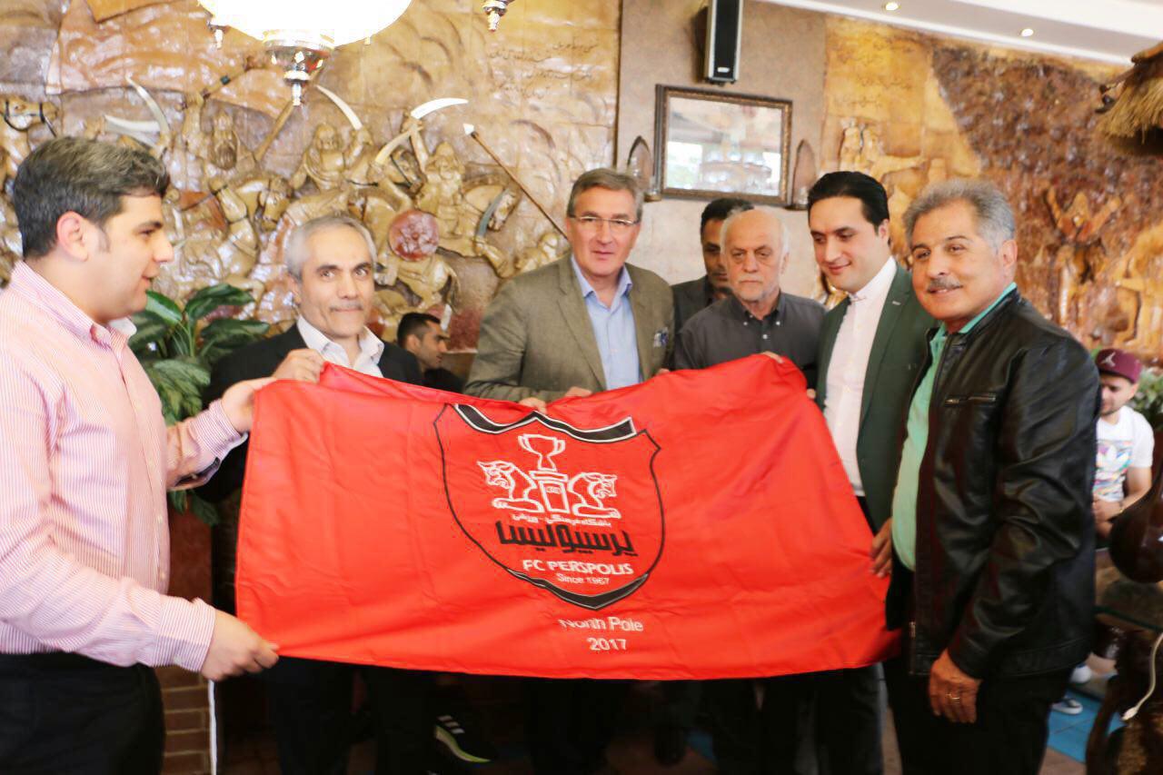 اهدا پرچم پرسپولیس توسط مدیران به حسین ناصری +تصاویر