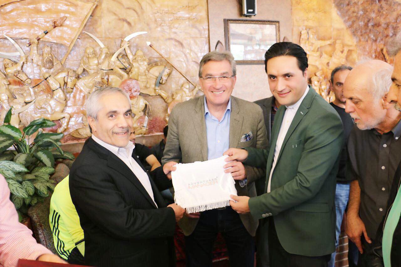 اهدا پرچم پرسپولیس توسط مدیران به حسین ناصری +تصاویر