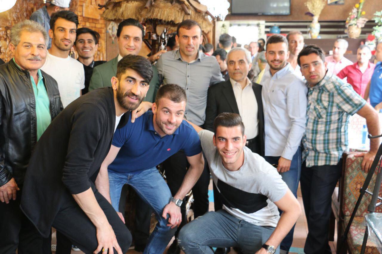 اهدا پرچم پرسپولیس توسط مدیران به حسین ناصری +تصاویر