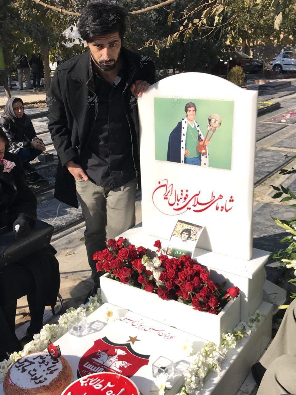 کیک تولد مرحوم آشتیانی در چهلمین روز درگذشتش بریده شد+ تصاویر کیک تولد مرحوم آشتیانی در چهلمین روز درگذشتش بریده شد+ تصاویر